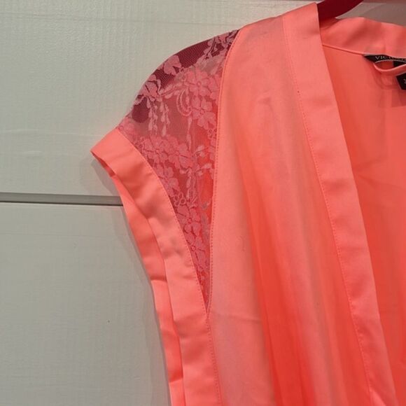 Victoria’s Secret Lightweight Satin Robe - Picture 4 of 13